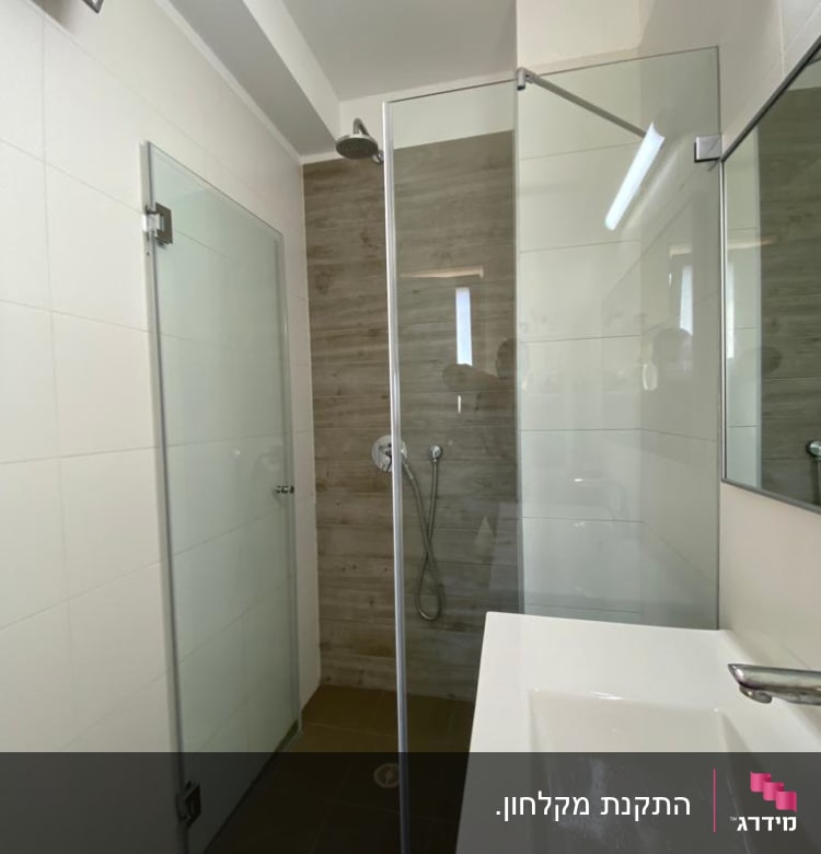 מקלחון זכוכית עם ראש מקלחת קיר